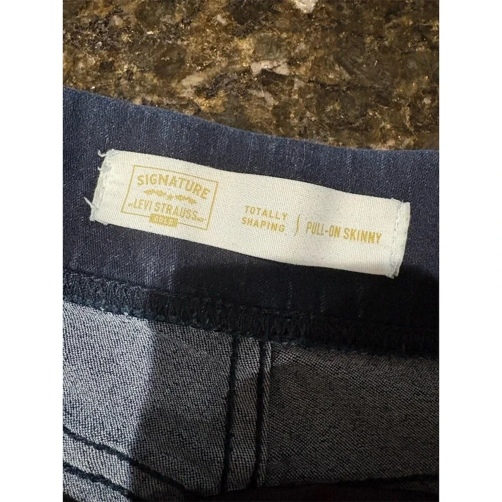 Signature by Levi Strauss Totally Shaping Pull-On Skinny Jeans Dark Wash - Picture 8 of 10